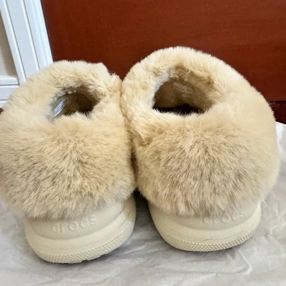 Crocs women’s Faux Fur Lined Clogs in Cream - Picture 4 of 5